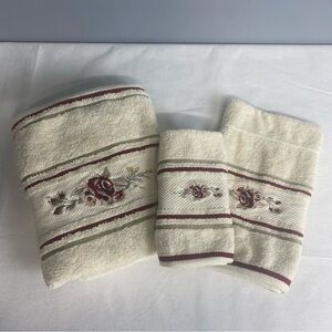 Floral Embroidered Towel Set - Cream and Pink